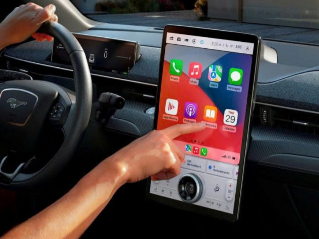 Ford phát triển công nghệ màn hình “hai góc nhìn” cho khoang lái ô tô