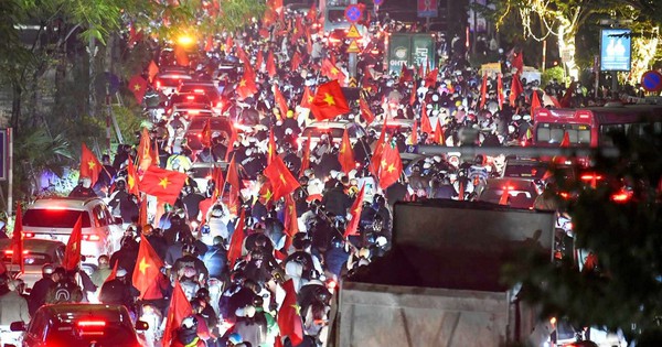 Người hâm mộ ‘cháy’ xuyên đêm mừng chiến thắng U22 Việt Nam tại SEA Games 33