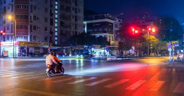 Vô tư vượt đèn đỏ ban đêm và rạng sáng, nhiều xe máy nhận "trái đắng"